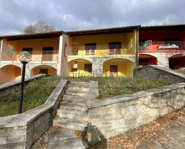 casa indipendente in vendita a Nebbiuno