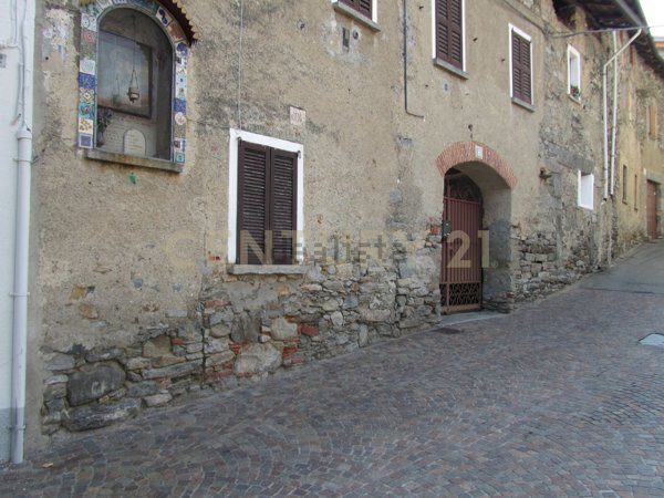 casa indipendente in vendita a Nebbiuno in zona Tapigliano