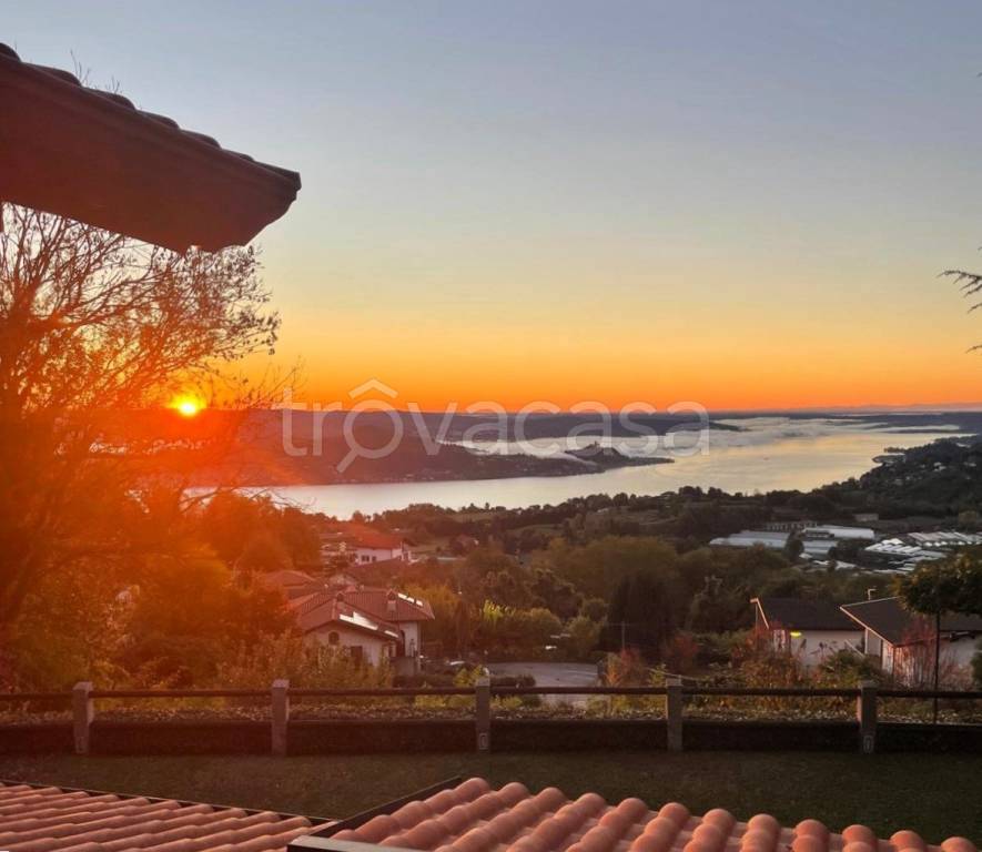 casa indipendente in vendita a Nebbiuno in zona Tapigliano