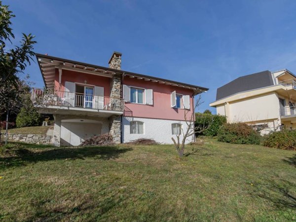 casa indipendente in vendita a Nebbiuno