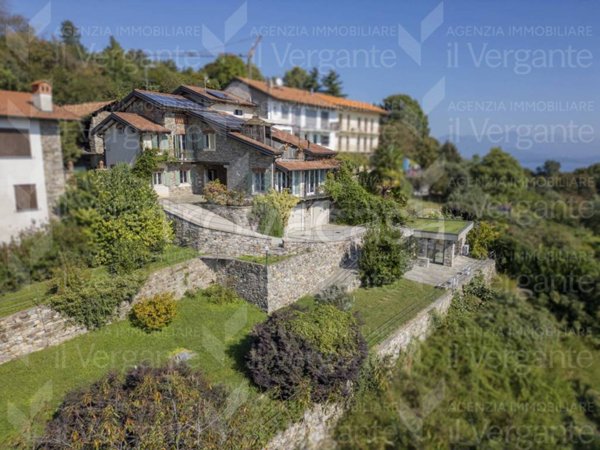 casa indipendente in vendita a Nebbiuno
