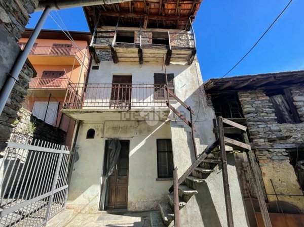 casa indipendente in vendita a Nebbiuno in zona Fosseno