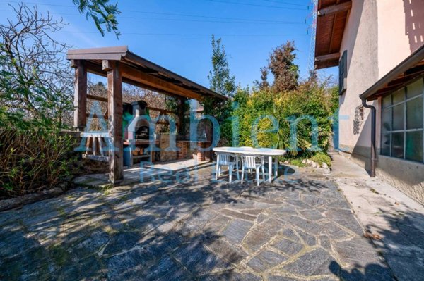 casa indipendente in vendita a Nebbiuno