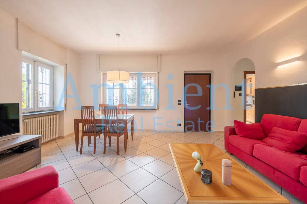 casa indipendente in vendita a Nebbiuno