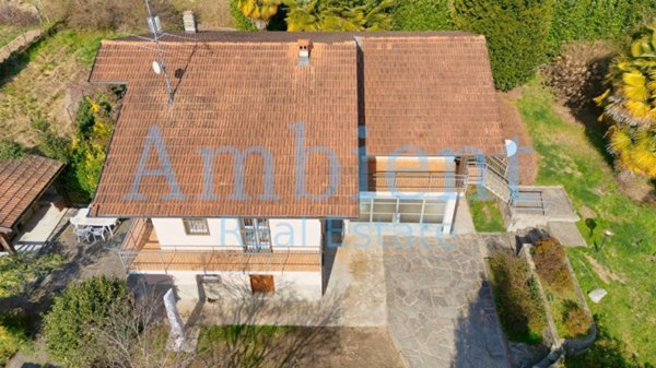 casa indipendente in vendita a Nebbiuno in zona Tapigliano