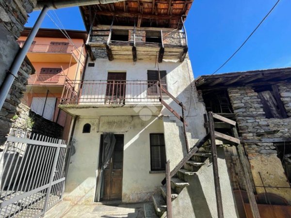 casa indipendente in vendita a Nebbiuno in zona Fosseno