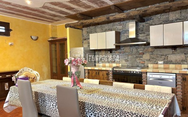 casa indipendente in vendita a Nebbiuno in zona Tapigliano