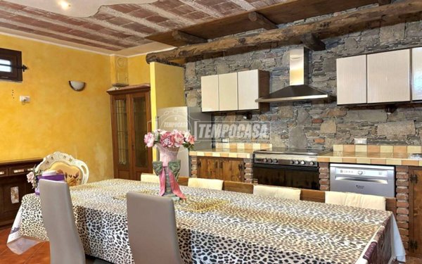 casa indipendente in vendita a Nebbiuno in zona Tapigliano