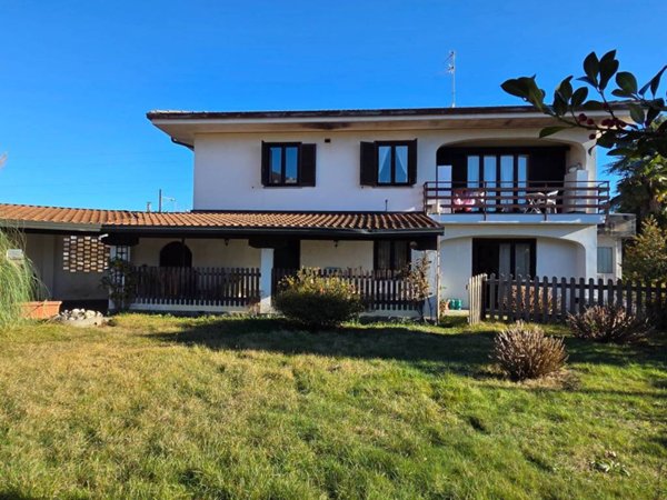 casa indipendente in vendita a Nebbiuno