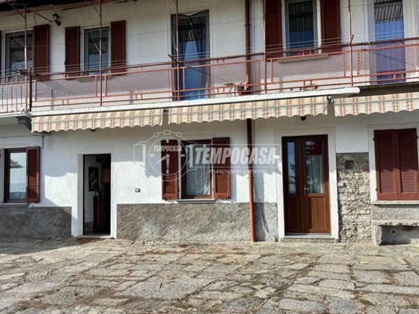 casa indipendente in vendita a Nebbiuno