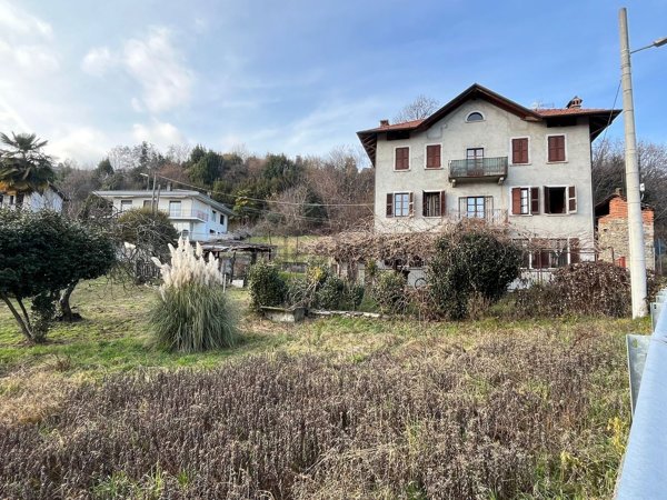 casa indipendente in vendita a Nebbiuno