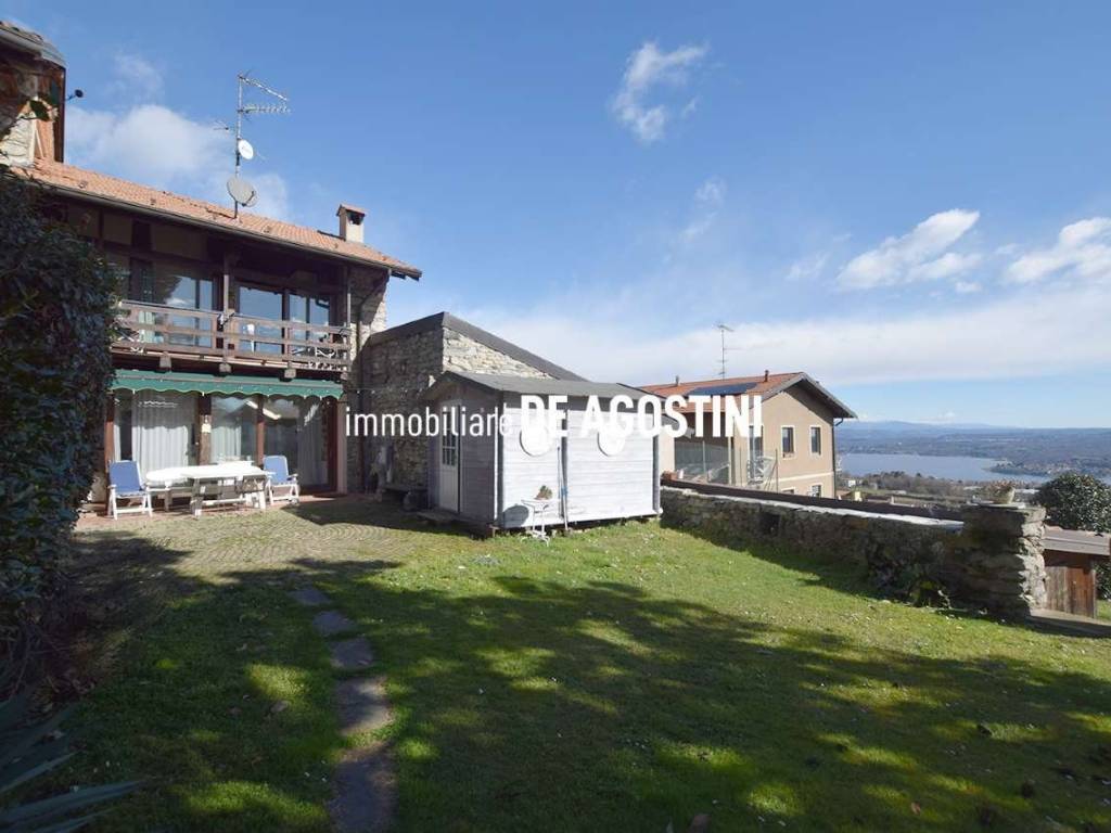 casa indipendente in vendita a Nebbiuno in zona Tapigliano