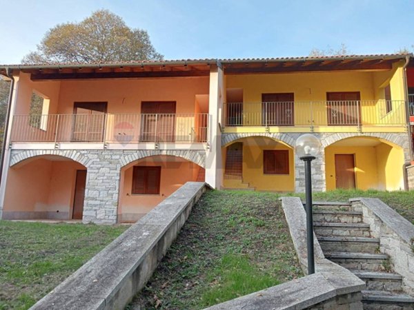 casa indipendente in vendita a Nebbiuno
