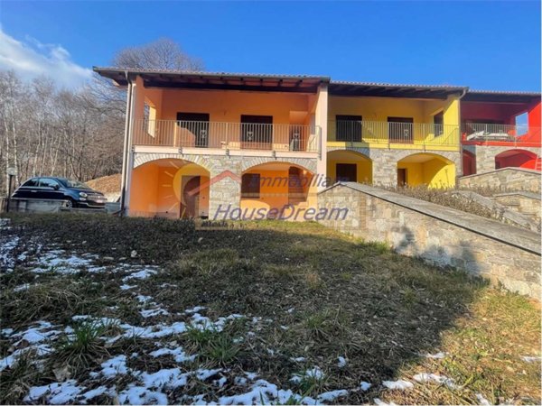 casa indipendente in vendita a Nebbiuno