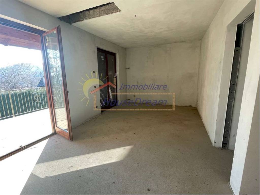 casa indipendente in vendita a Nebbiuno