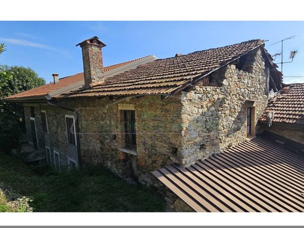 casa indipendente in vendita a Nebbiuno