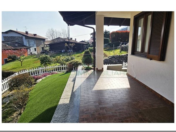 casa indipendente in vendita a Nebbiuno in zona Tapigliano