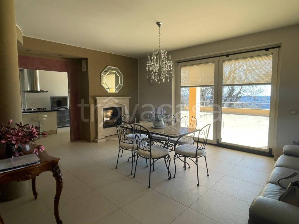 casa indipendente in vendita a Nebbiuno in zona Tapigliano