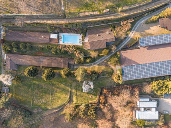 casa indipendente in vendita a Nebbiuno