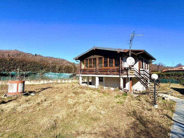 casa indipendente in vendita a Nebbiuno