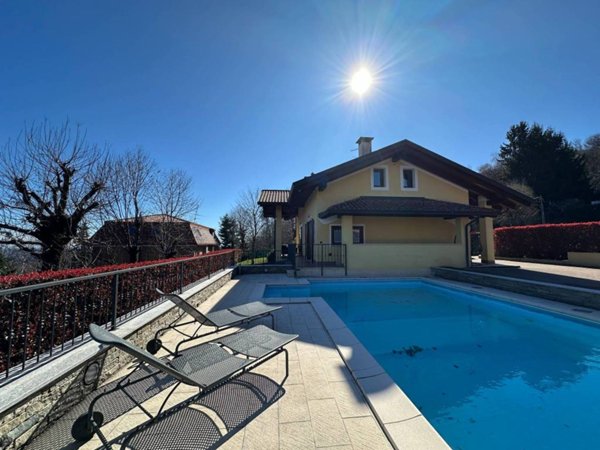 casa indipendente in vendita a Nebbiuno