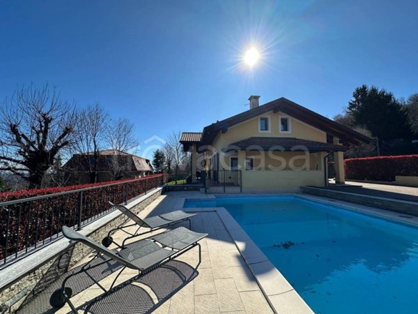 casa indipendente in vendita a Nebbiuno