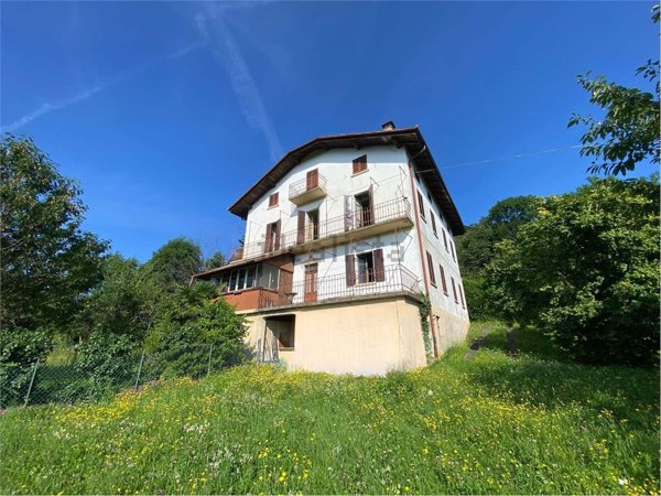 casa indipendente in vendita a Nebbiuno in zona Tapigliano