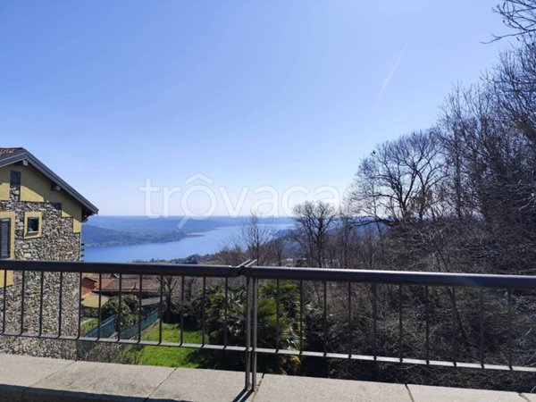 casa indipendente in vendita a Nebbiuno in zona Fosseno