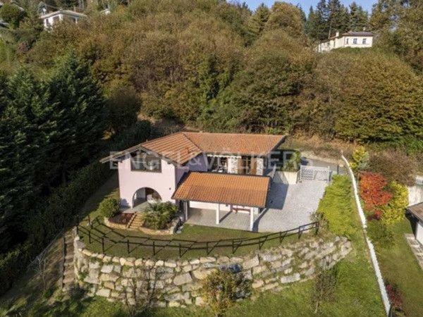 casa indipendente in vendita a Nebbiuno