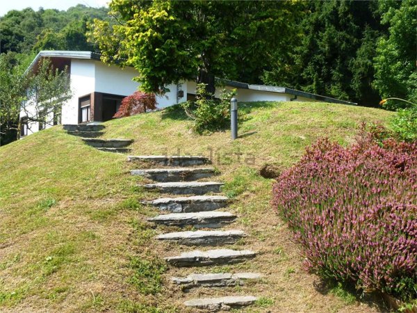 casa indipendente in vendita a Nebbiuno