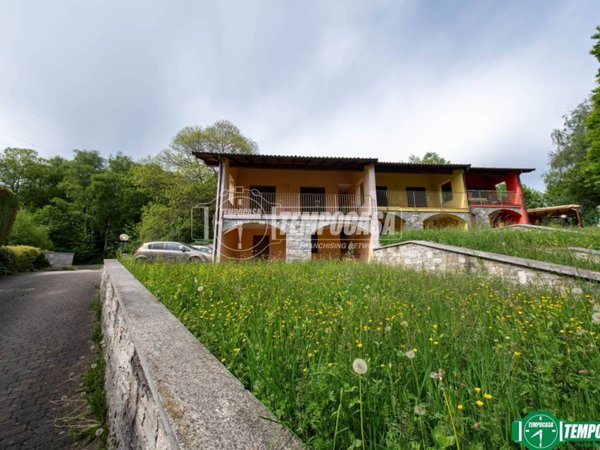 casa indipendente in vendita a Nebbiuno