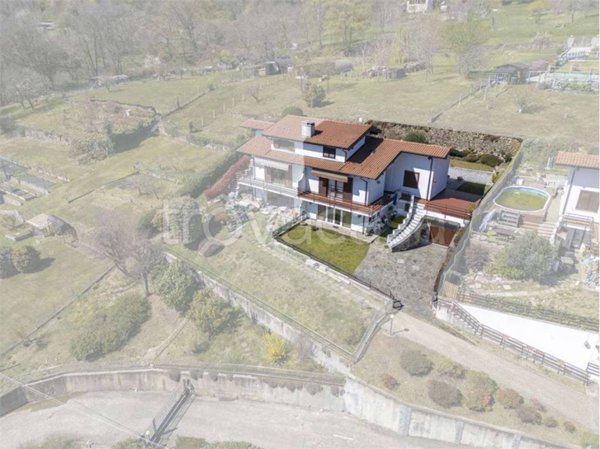 casa indipendente in vendita a Nebbiuno
