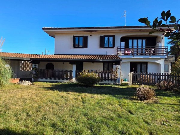 casa indipendente in vendita a Nebbiuno