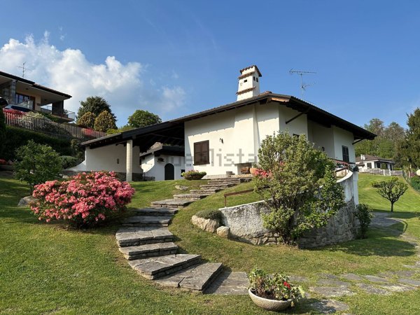 casa indipendente in vendita a Nebbiuno in zona Campiglia