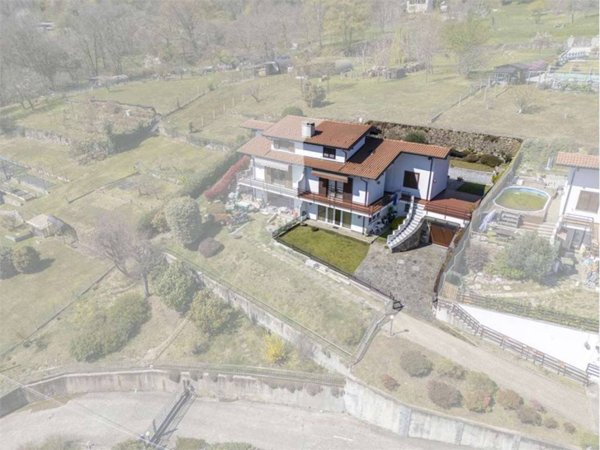 casa indipendente in vendita a Nebbiuno in zona Tapigliano