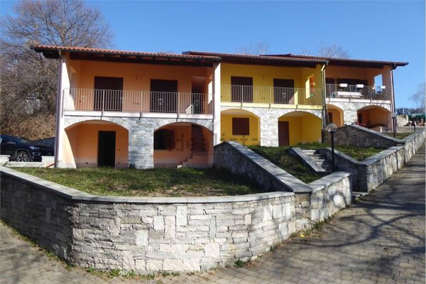 casa indipendente in vendita a Nebbiuno in zona Campiglia