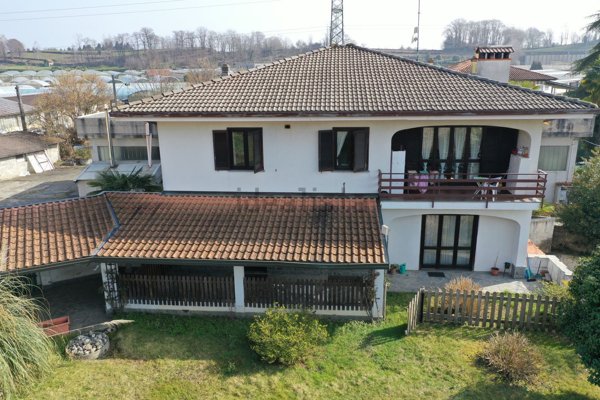 casa indipendente in vendita a Nebbiuno in zona Tapigliano