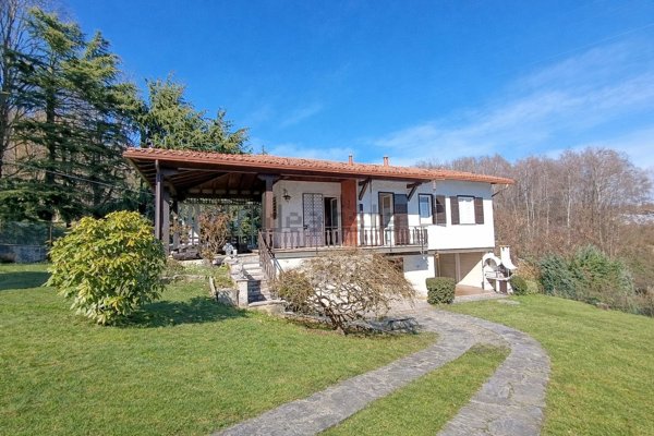 casa indipendente in vendita a Nebbiuno in zona Fosseno
