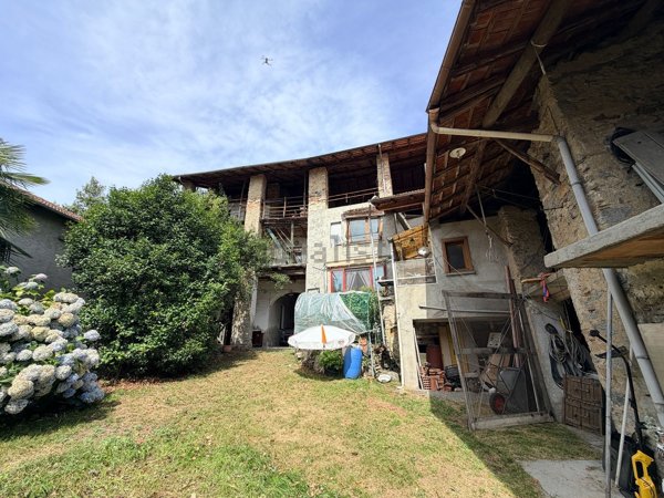 casa indipendente in vendita a Nebbiuno