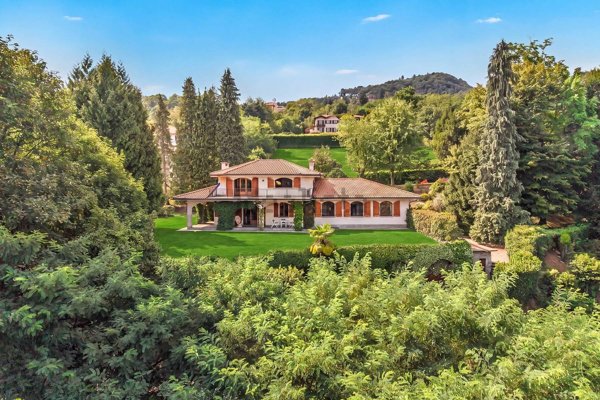 casa indipendente in vendita a Nebbiuno