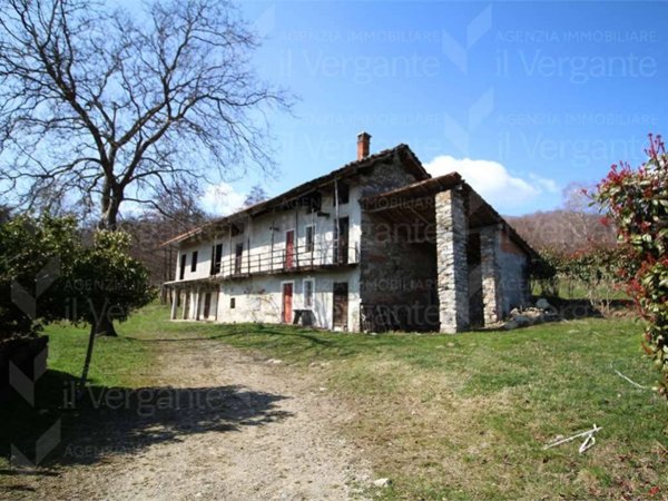 casale in vendita a Nebbiuno