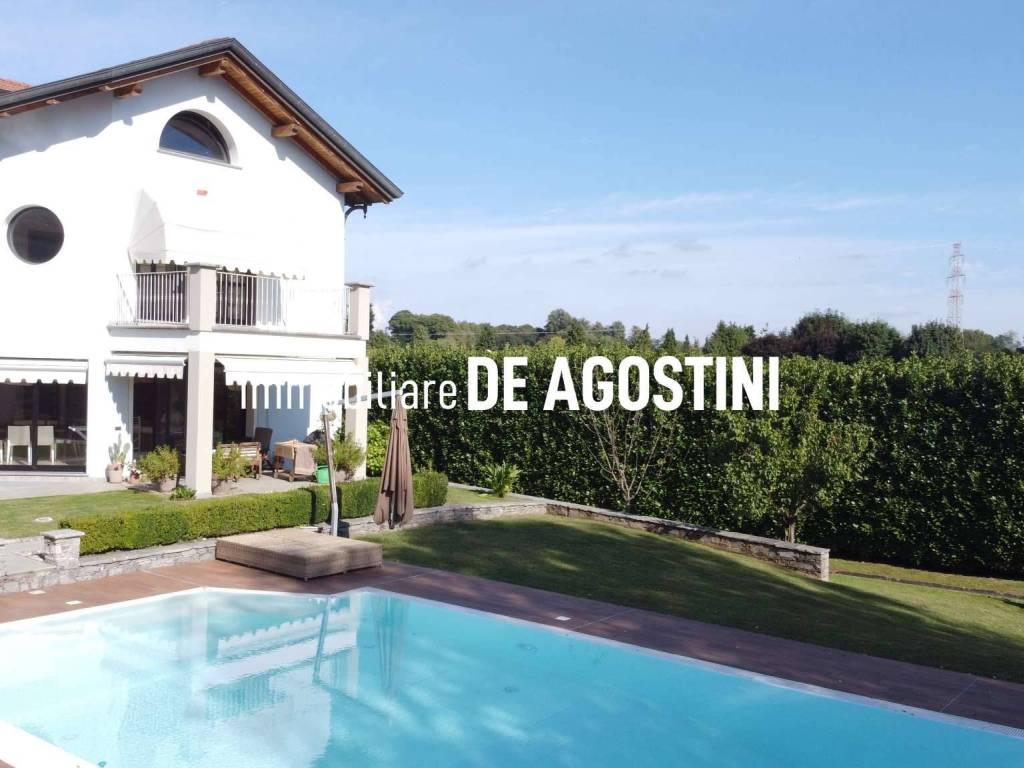 casa indipendente in vendita a Nebbiuno