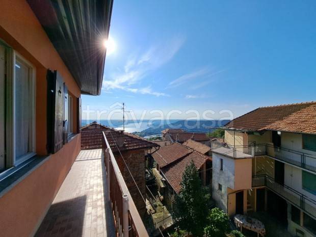 appartamento in vendita a Nebbiuno in zona Fosseno
