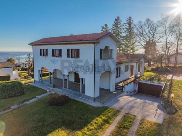 casa indipendente in vendita a Nebbiuno