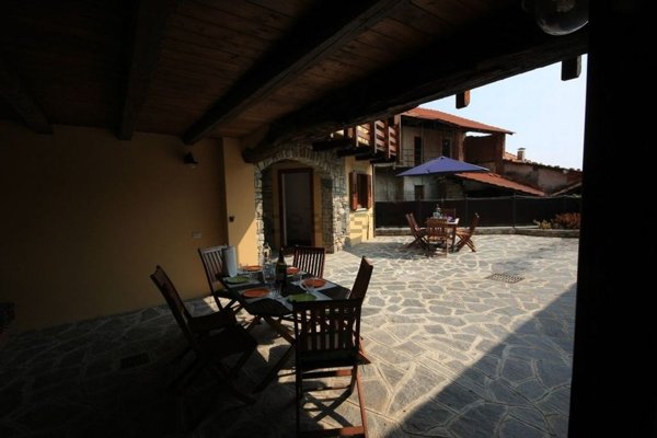 casa indipendente in vendita a Nebbiuno in zona Fosseno