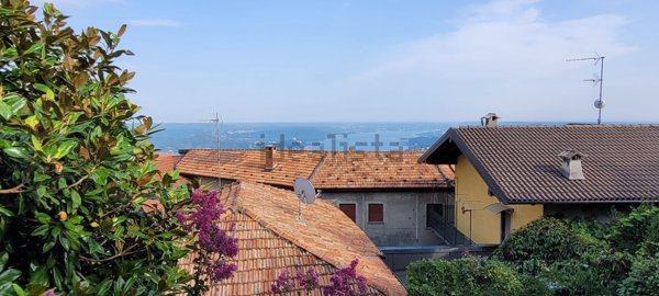casa indipendente in vendita a Nebbiuno in zona Fosseno