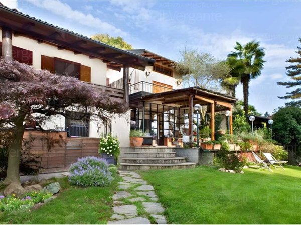 casa indipendente in vendita a Nebbiuno in zona Fosseno