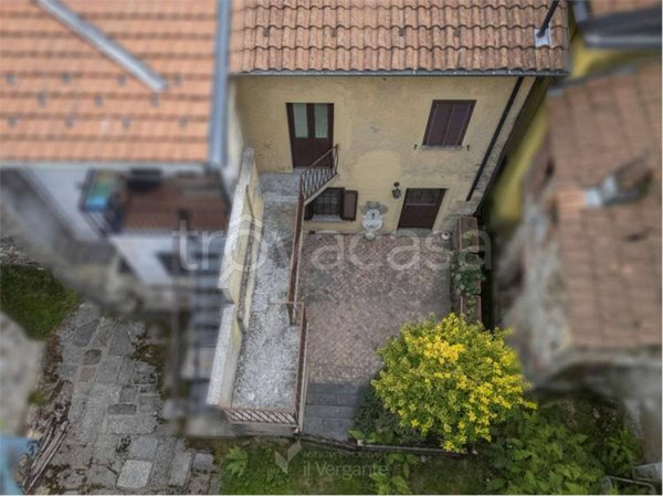 casa indipendente in vendita a Nebbiuno in zona Tapigliano