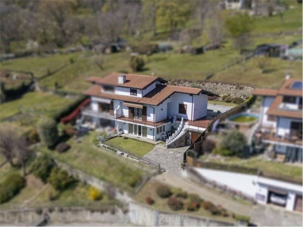 casa indipendente in vendita a Nebbiuno in zona Tapigliano
