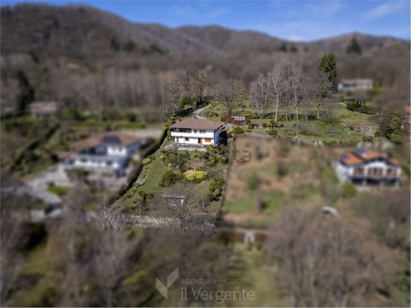casa indipendente in vendita a Nebbiuno